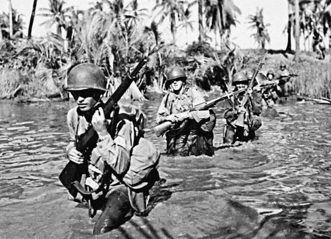Американские солдаты с винтовками Гаранд М1 на Лусоне начало 1945 г В ходе - фото 63