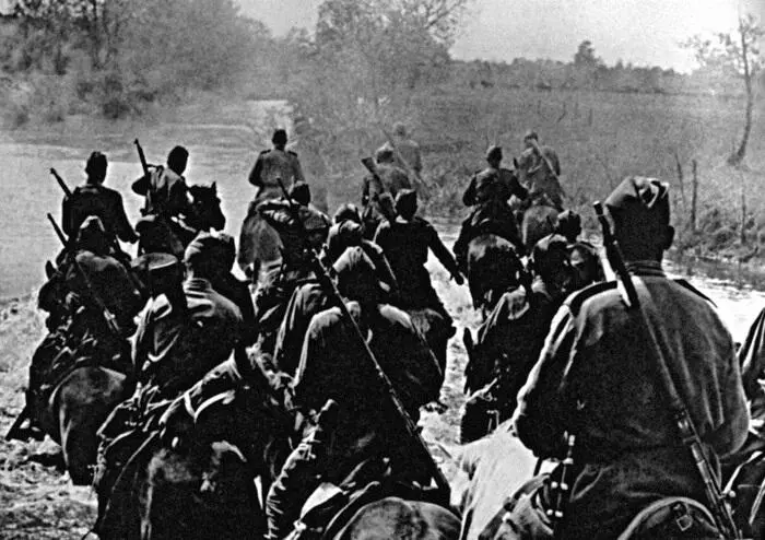 Кавалеристы на марше лето 1944 г В 1944 г советские конномеханизированные - фото 66
