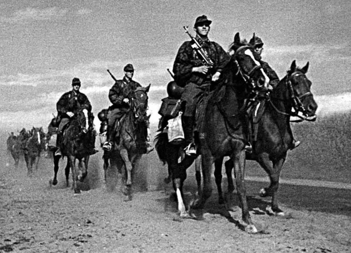 Кавалерийская часть войск СС на марше На момент начала войны с СССР была одна - фото 79