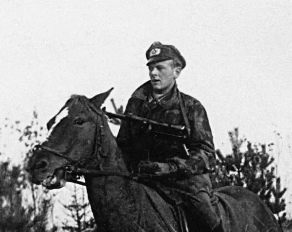 Немецкий кавалерист второй половины войны в камуфляже и с МП40 На - фото 80