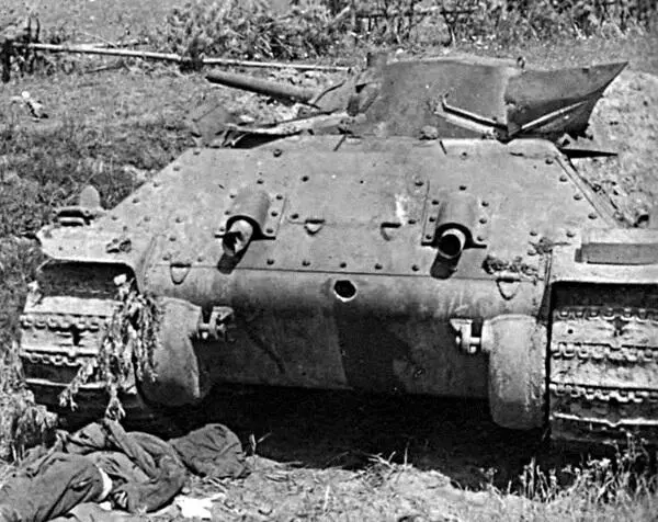 Неуязвимый Т34 подбитый попаданием в корму Лето 1941 г В воспоминаниях - фото 86