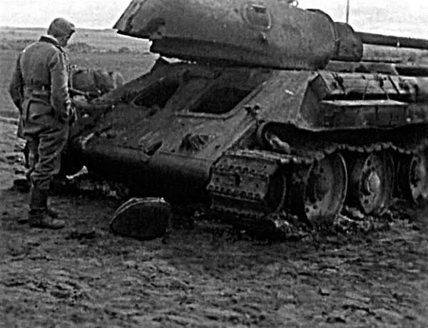Выгоревший и частично разрушенный внутренним взрывом Т34 В лобовой плите - фото 106