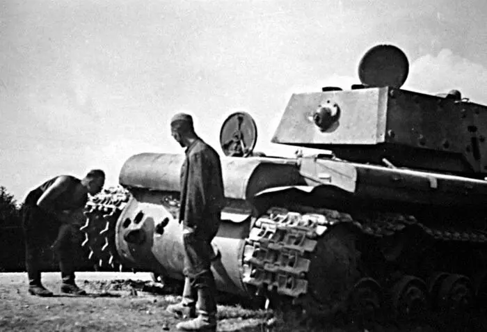 Танк КВ1 подбитый несколькими выстрелами в корму Прибалтика 1941 г - фото 107