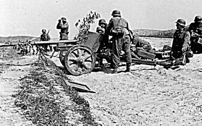 Расчет 50мм ПАК38 за работой лето 1941 г Досталось КВ и за - фото 113