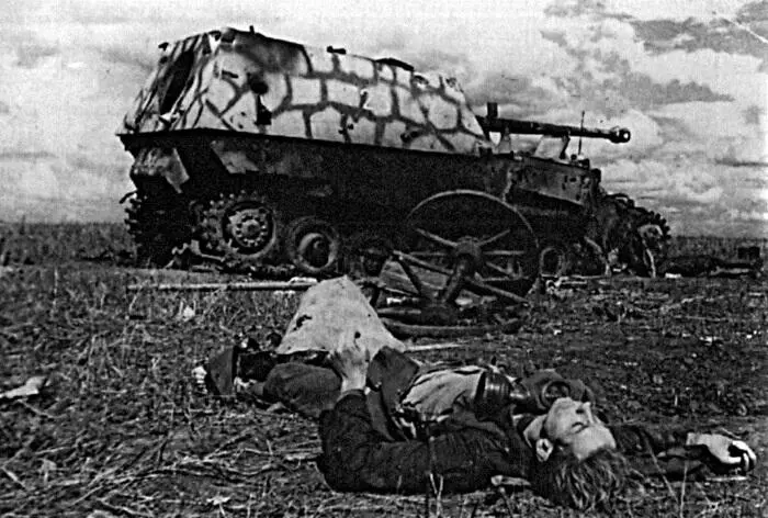 Подбитая САУ фердинанд Курская дуга июль 1943 г Сошники настолько глубоко - фото 118
