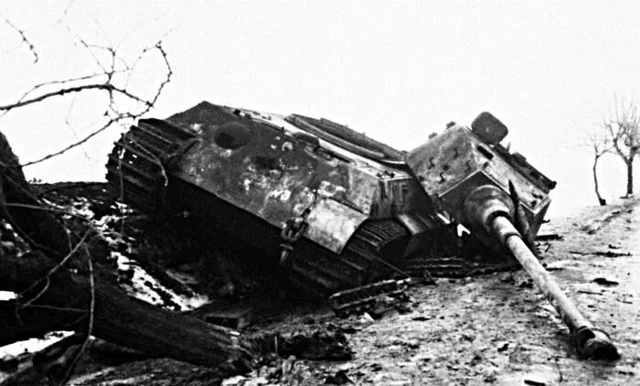 Подбитый в ходе боев на озере Балатон танк королевский тигр 509го тяжелого - фото 130