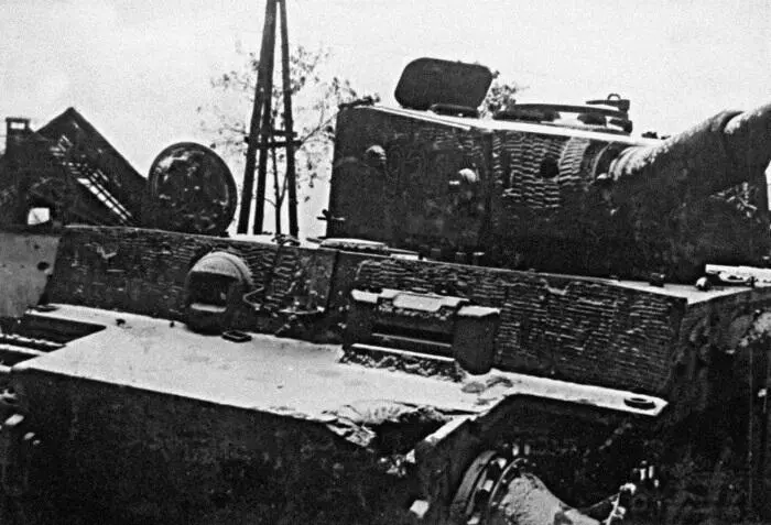 Подбитый в январских боях 1945 г под Будапештом немецкий танк тигр дивизии - фото 131