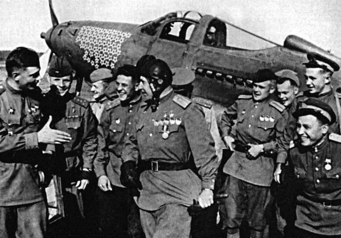 Дважды Герой Советского Союза А И Покрышкин у своего самолета Именно этот - фото 132