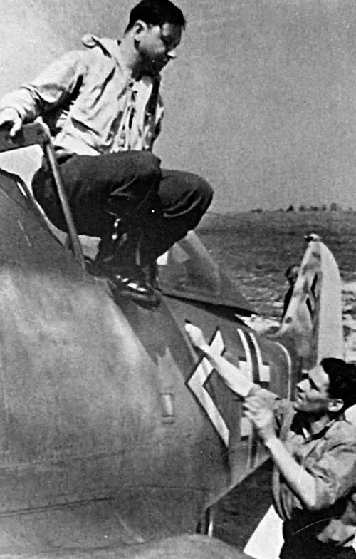 Немецкий ас Ганс Хан после боевого вылета Хотелось бы подчеркнуть красным - фото 137