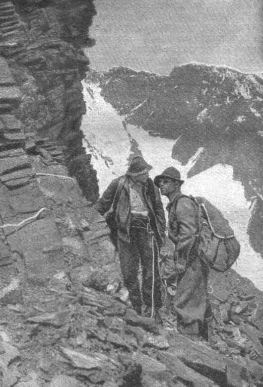107 Есть внимательней ЕМ Абалаков и ДИ Гущин перед жандармом на ребре - фото 21