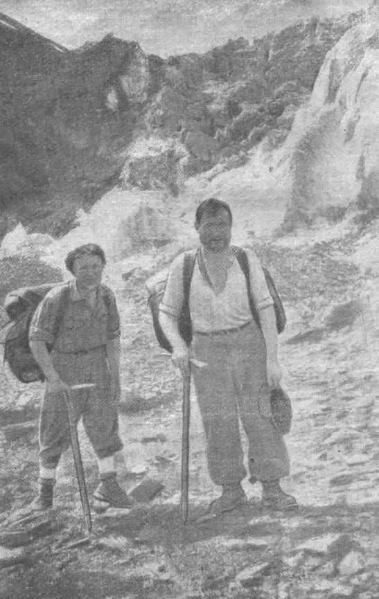 141 НА Гусак слева и ВА Киркоров на леднике Сталина Фото Е Белецкого - фото 27