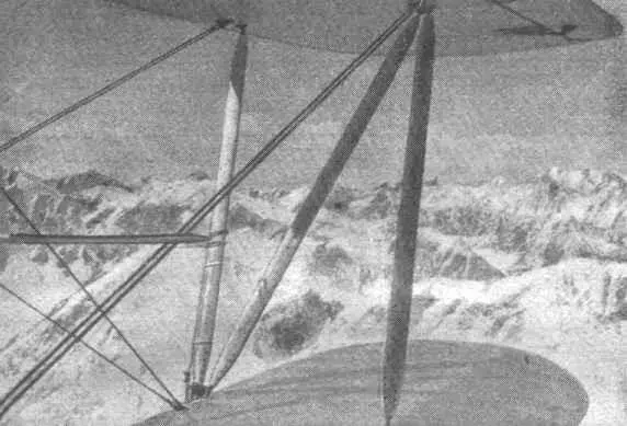 172 личить уступ где был лагерь 5900 м видна черная стена неприступного - фото 36