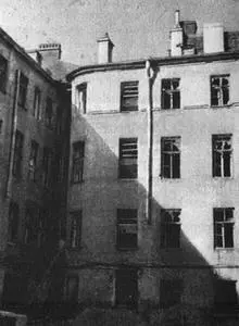 ДОМ ИОХИМА СО ДВОРА Фото автора 1969 г Пришлось приняться за ум за - фото 48