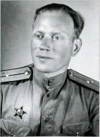 Старший лейтенант Байков 1945 год М Ракоши с супругой Ф Корниловой - фото 4