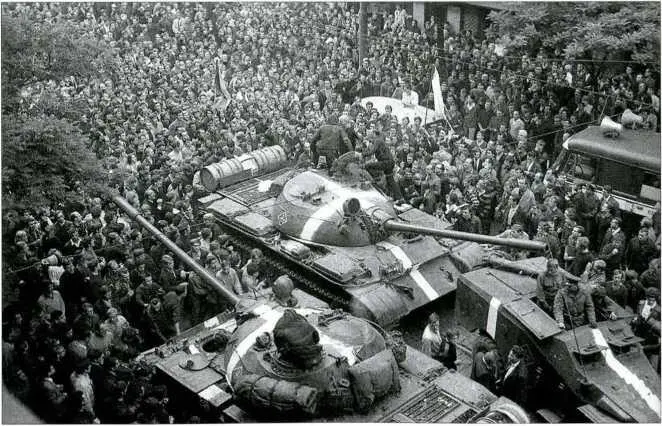 Жители Будапешта окружили советские танки октябрь 1956 года Лишившийся - фото 12