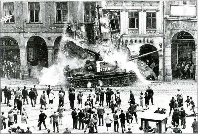Лишившийся управления советский танк врезается в стену ноябрь 1956 года - фото 13