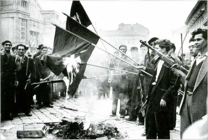 Повстанцы сжигают красные флаги октябрь ноябрь 1956 года Советский танк в - фото 15