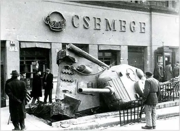 Советский танк в ловушке конец октября 1956 года Советские танки на улицах - фото 16