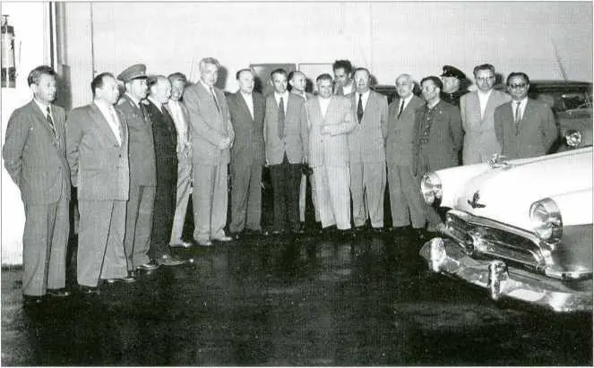 Осмотр новой Волги в правительственном гараже конец 1950х годов Я - фото 25