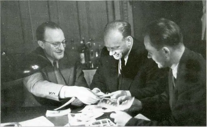 Я Кадар В Байков и М Купченко рассматривают фотоархив начало 1960х годов - фото 26