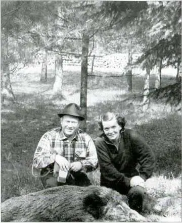 В Байков и М Кадар у охотничьего трофея 1960е годы Я Кадар с добычей - фото 30