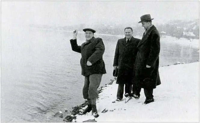 Я Кадар на отдыхе в СССР начало 1960х годов Д Каллаи и Я Кадар на - фото 32