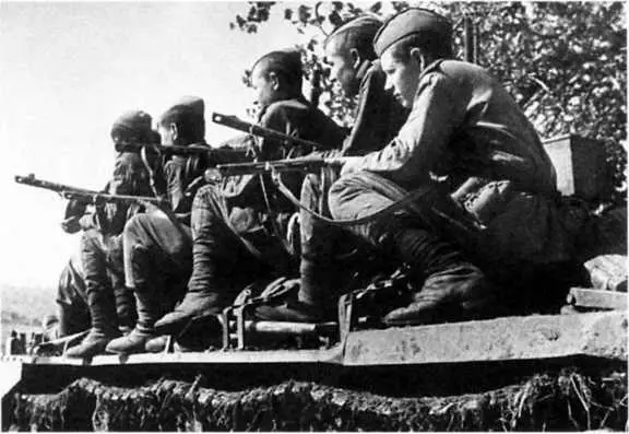 Танководесантная рота 27й гв тбр ожидает сигнала к атаке 12 июля 1943 г - фото 71
