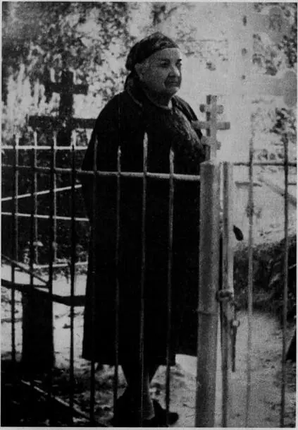 НАПавлович на могилке о Нектария в Холмищах вторая половина 1960х годов - фото 50