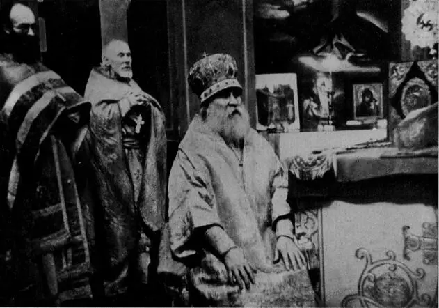 За Божественной Литургией Митрополит Вениамин Москва Январьфевраль 1945 - фото 84
