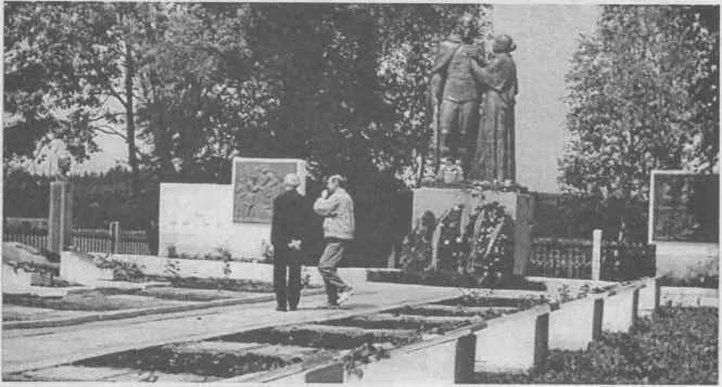 Новый мемориал погибшим в деревне Деньково Слева отдельно стоит бюст на могиле - фото 11