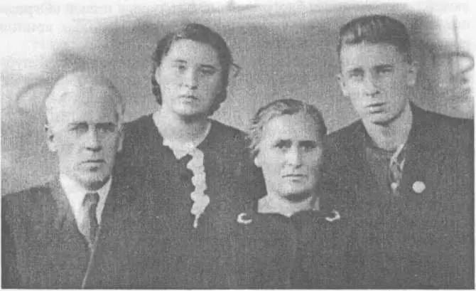 Семья Капустиных Слева направоютец Владислав Александрович младшая дочь Елена - фото 54