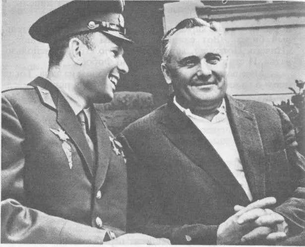 Академик С П Королев и космонавт Ю А Гагарин 1961 год И ничего разбирали - фото 8