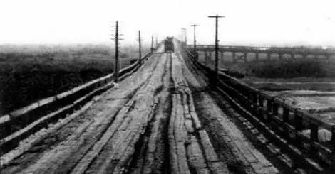 Немецкая техника движется по восточной части моста Утро 24081941 Щуки - фото 38