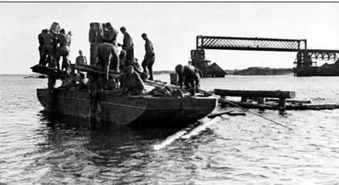 Паромная переправа советских войск у Окуниновского моста осень 1943 г - фото 49
