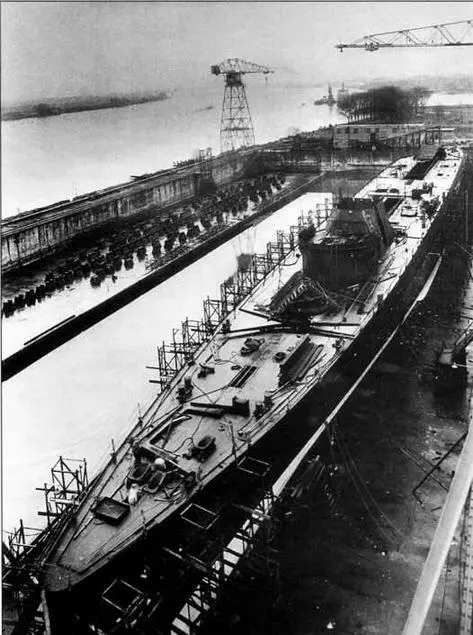 Крейсер Де Рюйтер в постройке декабрь 1934 г и незадолго до спуска на - фото 95