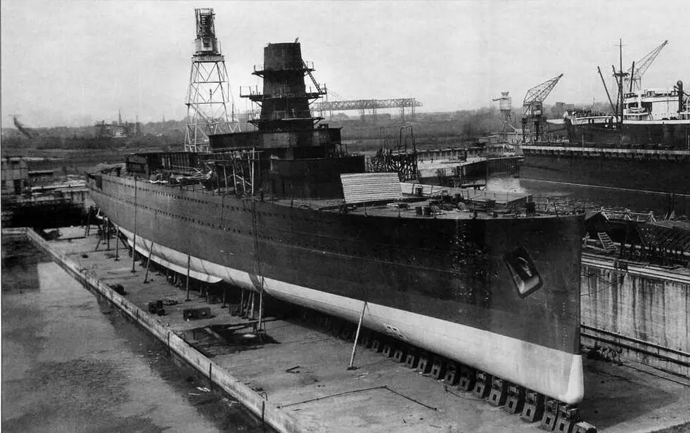 и незадолго до спуска на воду май 1935 г вверху и на следующем фото 27 - фото 96