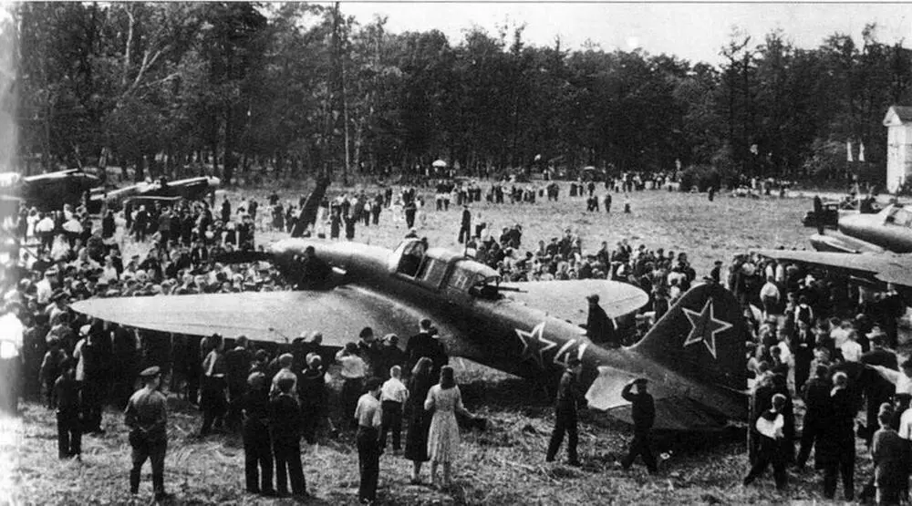 Слева Выставка авиатехники в Ленинграде 1944 г РГАКФД - фото 109