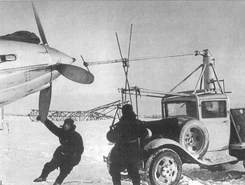 Запуск двигателя Зима 194142 годов Подмосковье Компоновка двухместного - фото 34