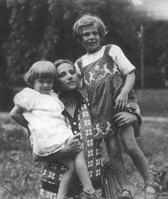 9 Хелене Хольцман с дочерьми Маргарете слева и Мари Ок 1929 10 Хелене - фото 10