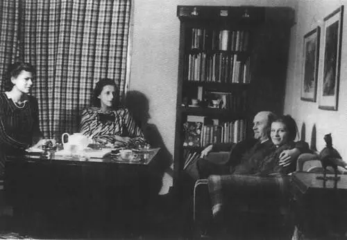 16 Семья Хольцман в их каунасской квартире Каунас 1940 Фотографию изготовил - фото 17