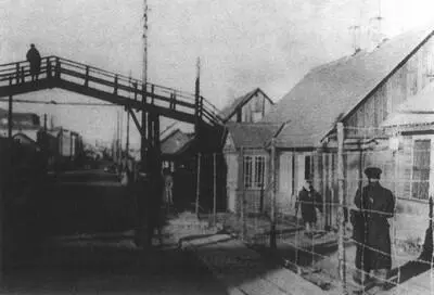26 Пешеходный мост соединявший Малое и Большое гетто в Каунасе Осень 1941 - фото 27