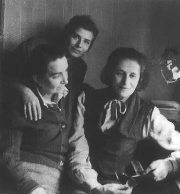 43 Рифка ШмуклерОшерович Регина Маргарете и Хелене Хольцман 1950е 44 - фото 44