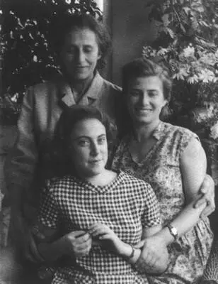 44 Хелене и Маргарете Хольцман с Фрумой ФиткинКучинскене Конец 1950х на - фото 45