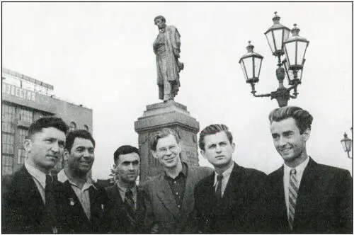 С выпускниками Литературного института 1953 Как будто не было зимы Как - фото 4