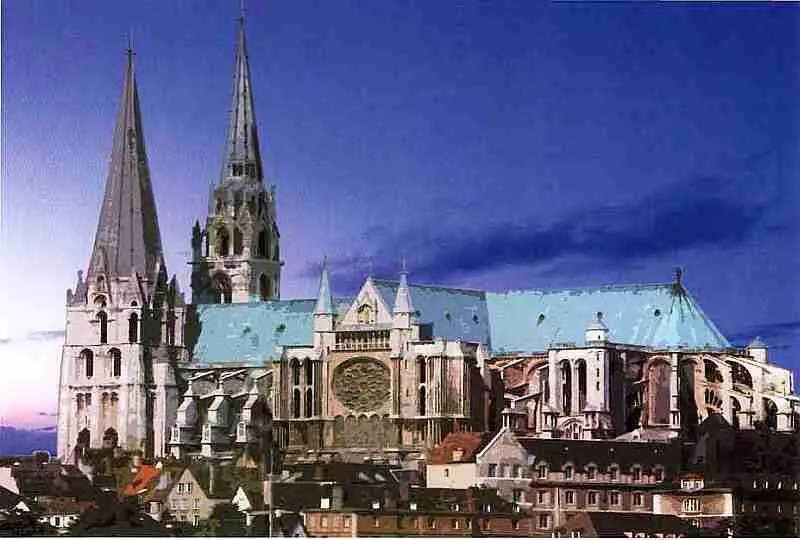 Шартрский собор Это одно из наиболее почитаемых церковных зданий в мире - фото 42