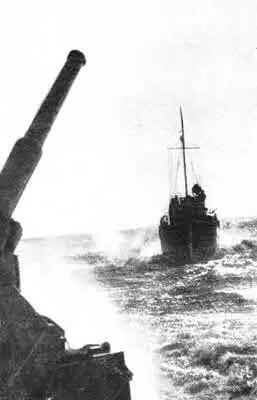 Севастополь 1941 год Корабли уходят на задание Кинооператоры В Микоша и - фото 46