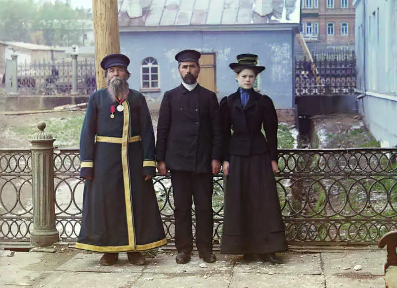 С М ПрокудинГорский Три поколения А П Калганов с сыном и внучкой Город - фото 86