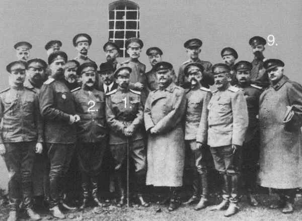 Быховские узники Цифрой 1 обозначен Л Г Корнилов цифрой 2 А И Деникин - фото 2