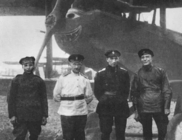Летчики Русской армии П Н Врангеля у самолета Де Хэвилленд Крым 1920 г - фото 36