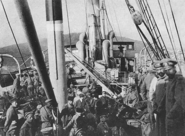 Крымская эвакуация На палубе спасательного судна Черномор Ноябрь 1920 г - фото 43